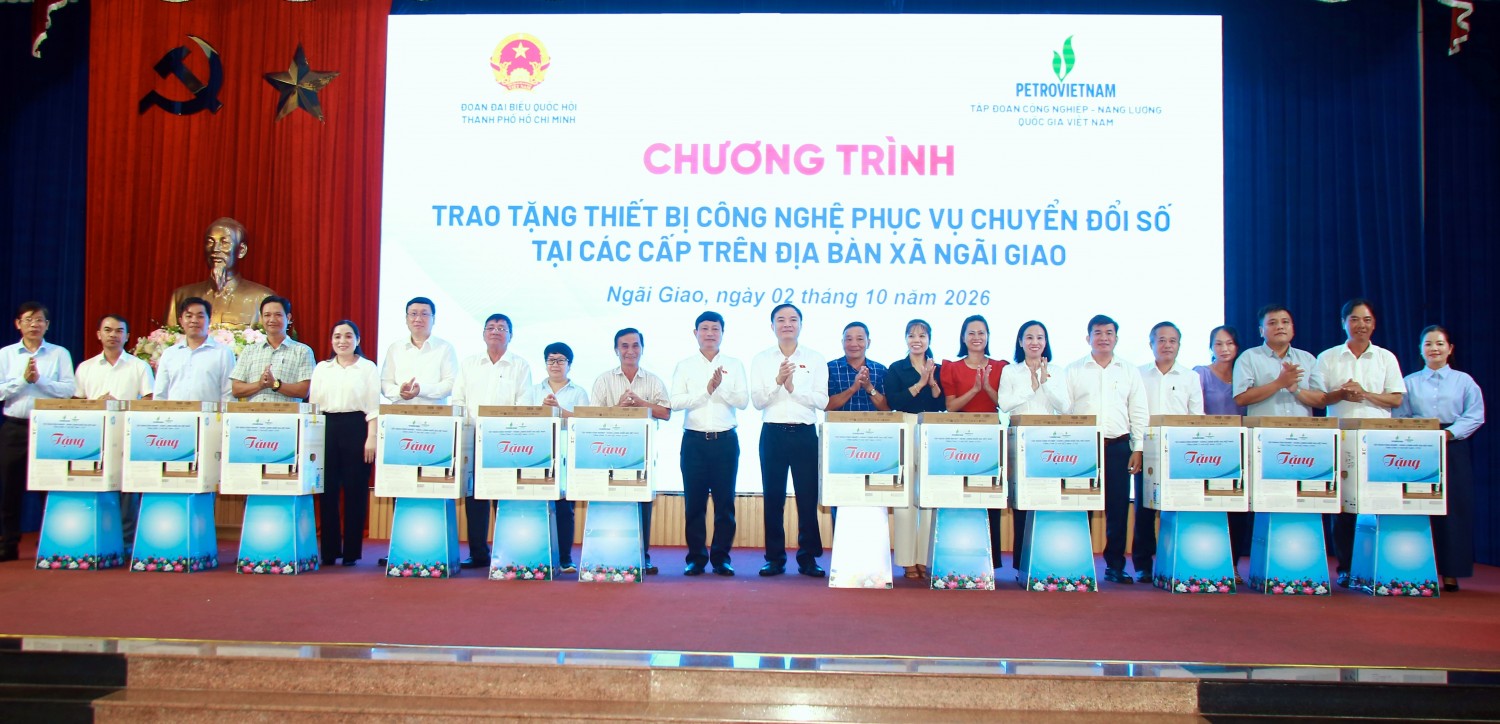 Chủ tịch HĐTV PETROVIETNAM Lê Ngọc Sơn và Phó Tổng Giám đốc PV GAS Nguyễn Công Luận trao tặng 12 bộ máy tính và máy in cho 12 ấp trên địa bàn xã Ngãi Giao.